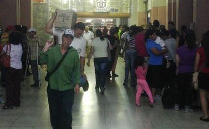 FOTO: Felicidad bolivariana… dos horas de cola por cuatro kilos de harina