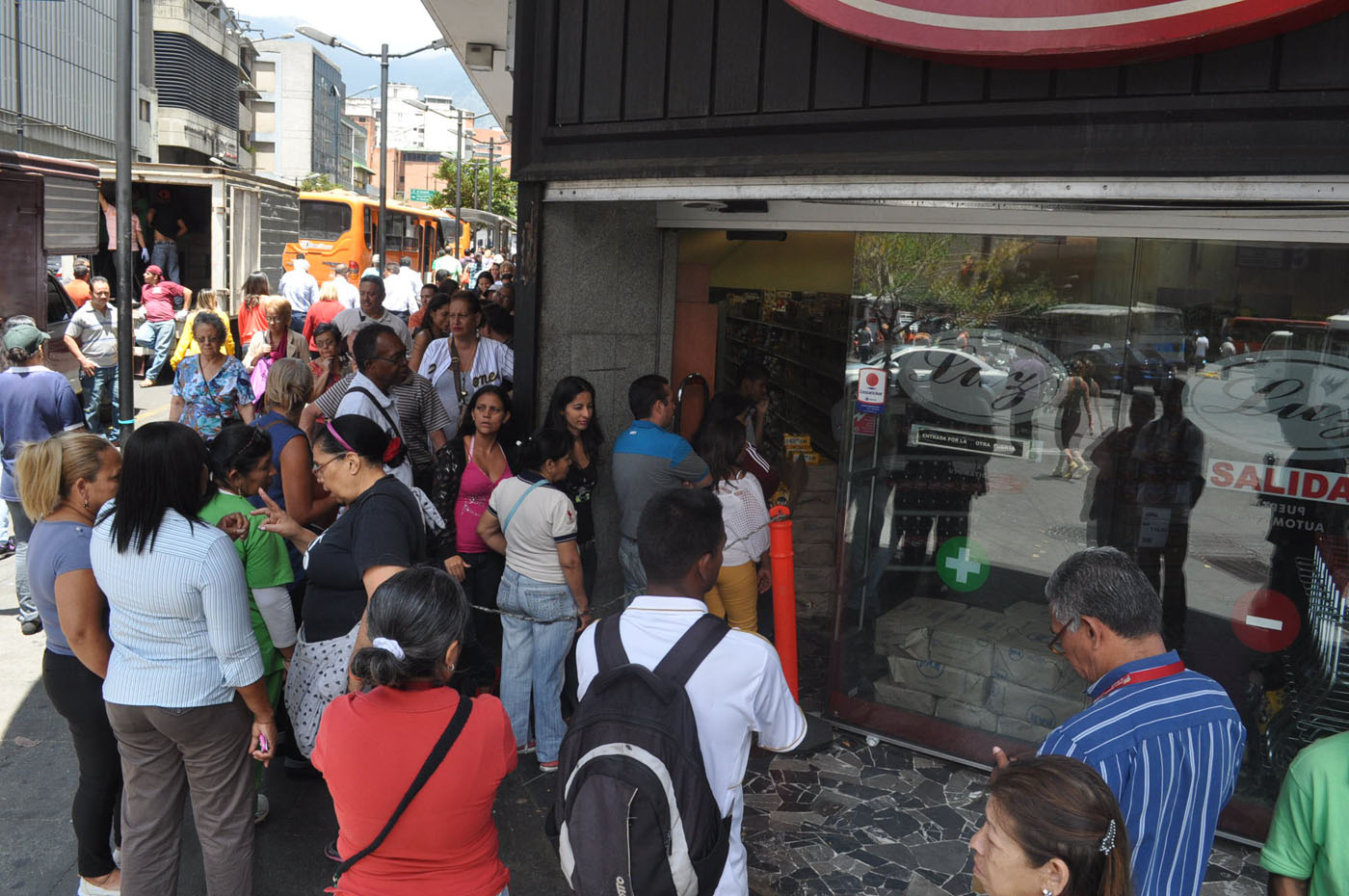 Colas en supermercados demuestran poder adquisitivo del pueblo, dice el Gobierno