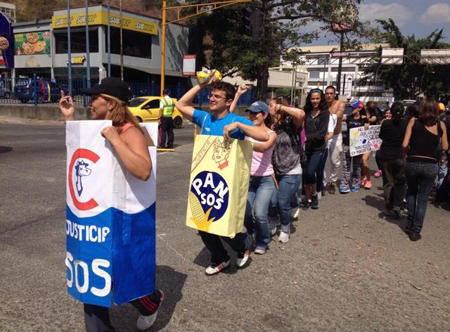 Ellos se llevaron el premio al “Mejor Disfraz” en el carnaval de protestas (Foto)