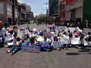 Estudiantes de medicina protestan en Sabana Grande (Foto)