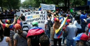 Estudiantes de Barquisimeto continúan en las calles (Fotos)