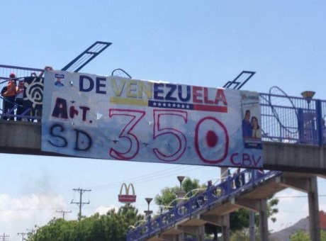 Esta pancarta la pusieron en una pasarela en San Diego (Foto)