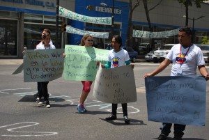 Estudiantes mantienen protesta frente a sede de la ONU este 27M (Fotos)