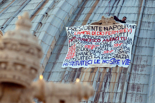 Un italiano sube a la cúpula de San Pedro para pedirle ayuda al papa (Foto)