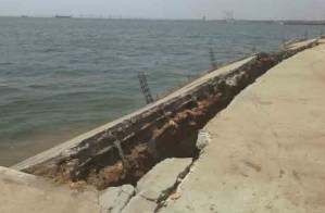 Alrededor de 40 metros del borde costero de la Vereda del Lago se desplomaron (Fotos)