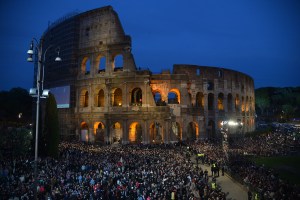 El Papa presidió el Via Crucis en el Coliseo romano (Fotos)