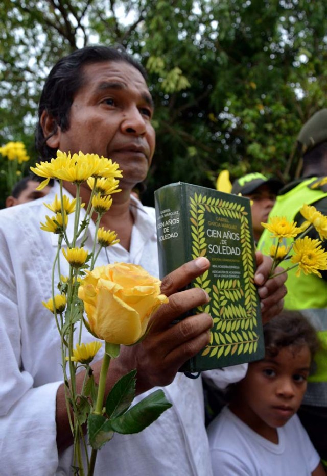 ARACATACA DESPIDE CON VALLENATOS Y FLORES AMARILLAS A SU HIJO NOBEL