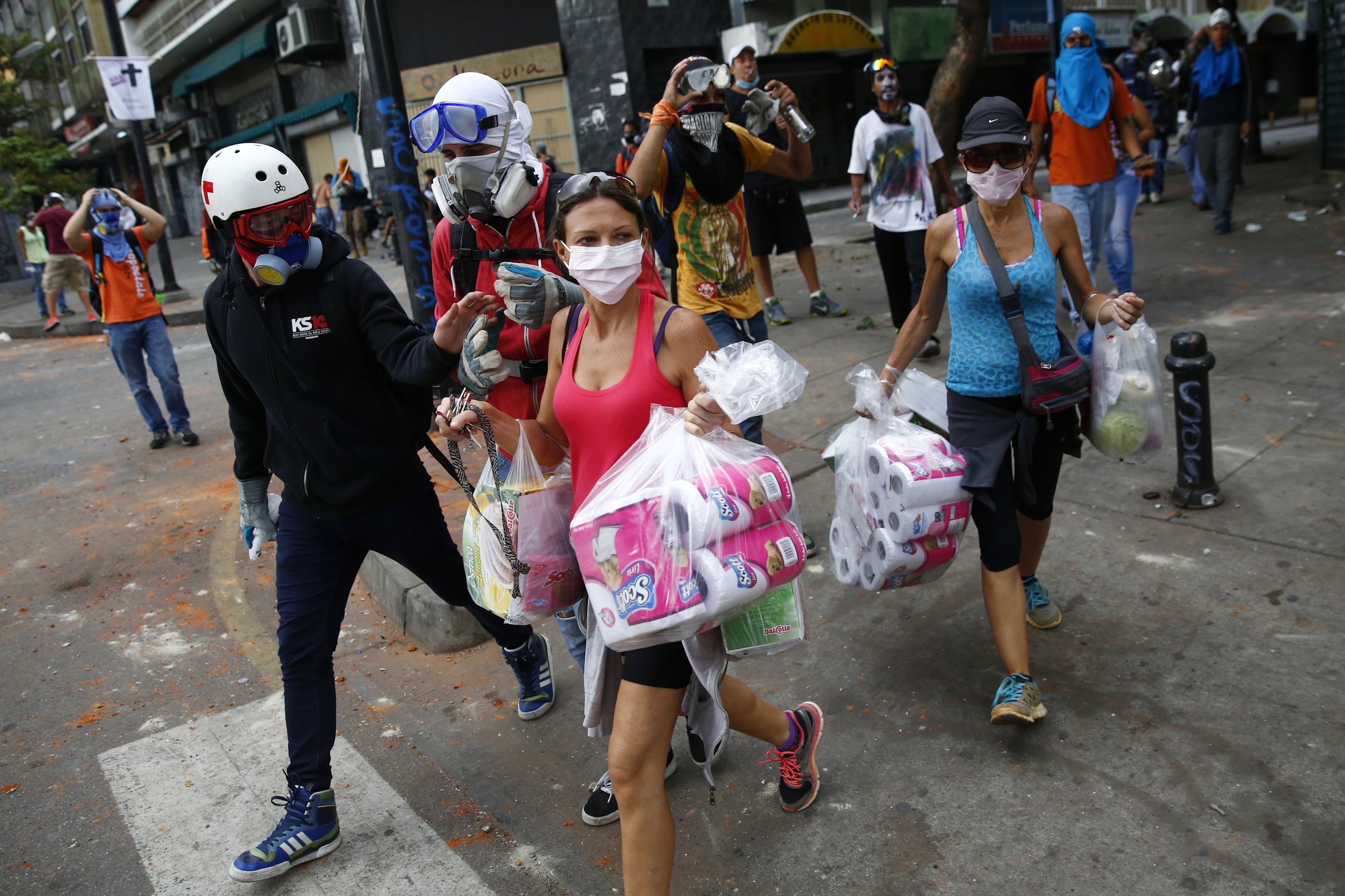 Estas muchachas consiguieron papel tualé…pero también lacrimógenas (Fotos)