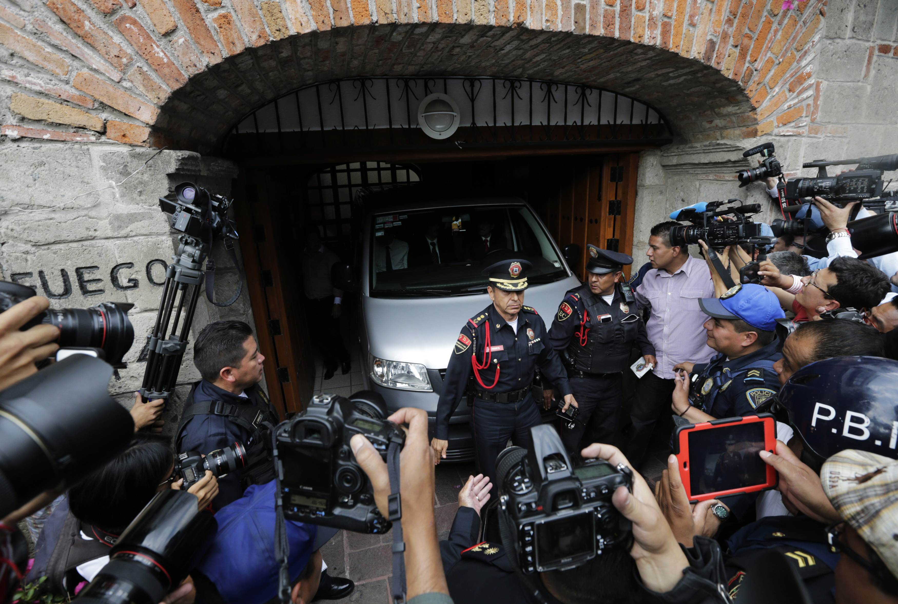 La Foto: Una carroza fúnebre estacionada en el garage del hogar de Gabriel García Márquez