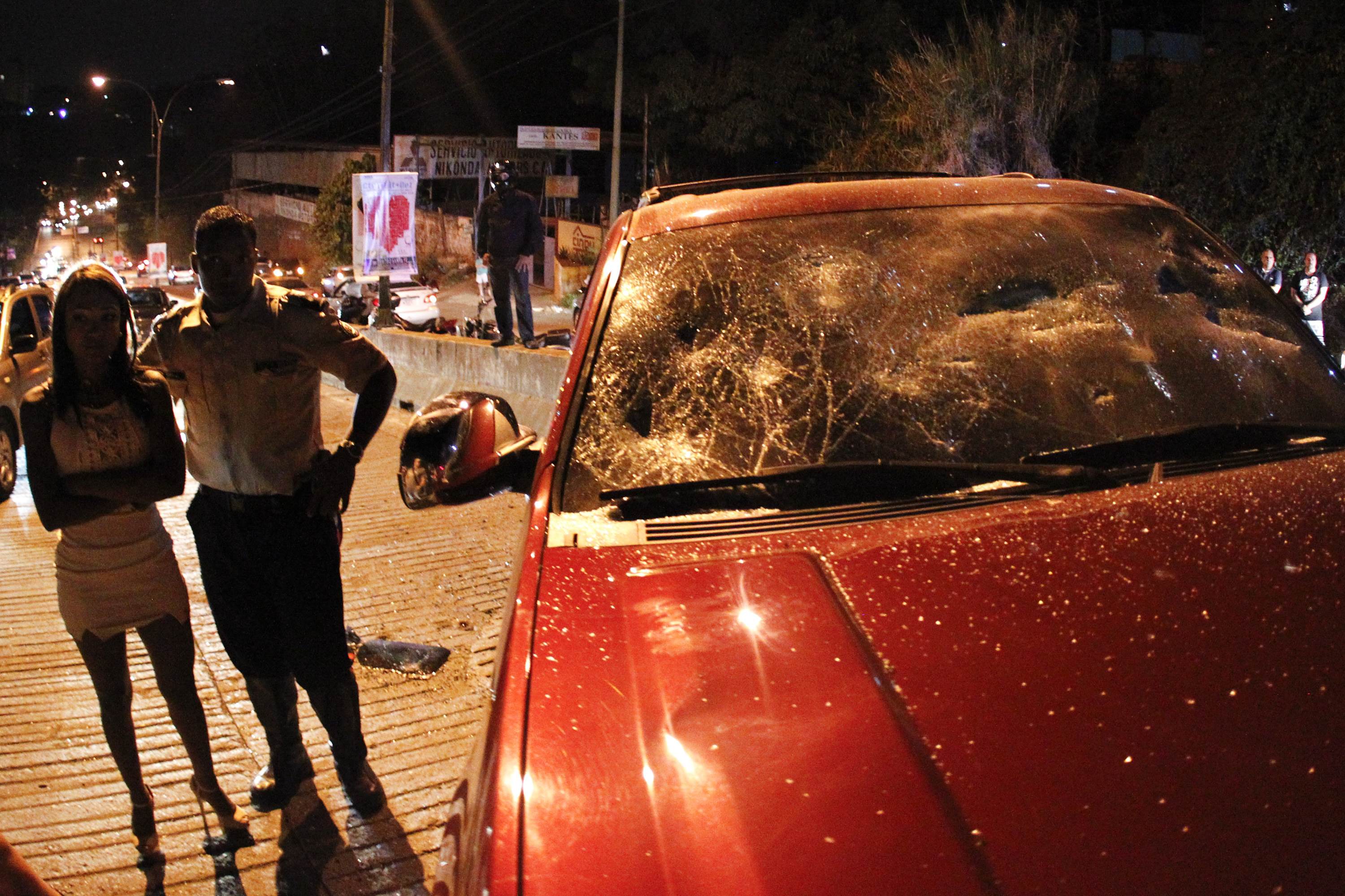 Vecinos retienen y golpean a hombre que se dio a la fuga luego de arrollar a manifestante (fotos)