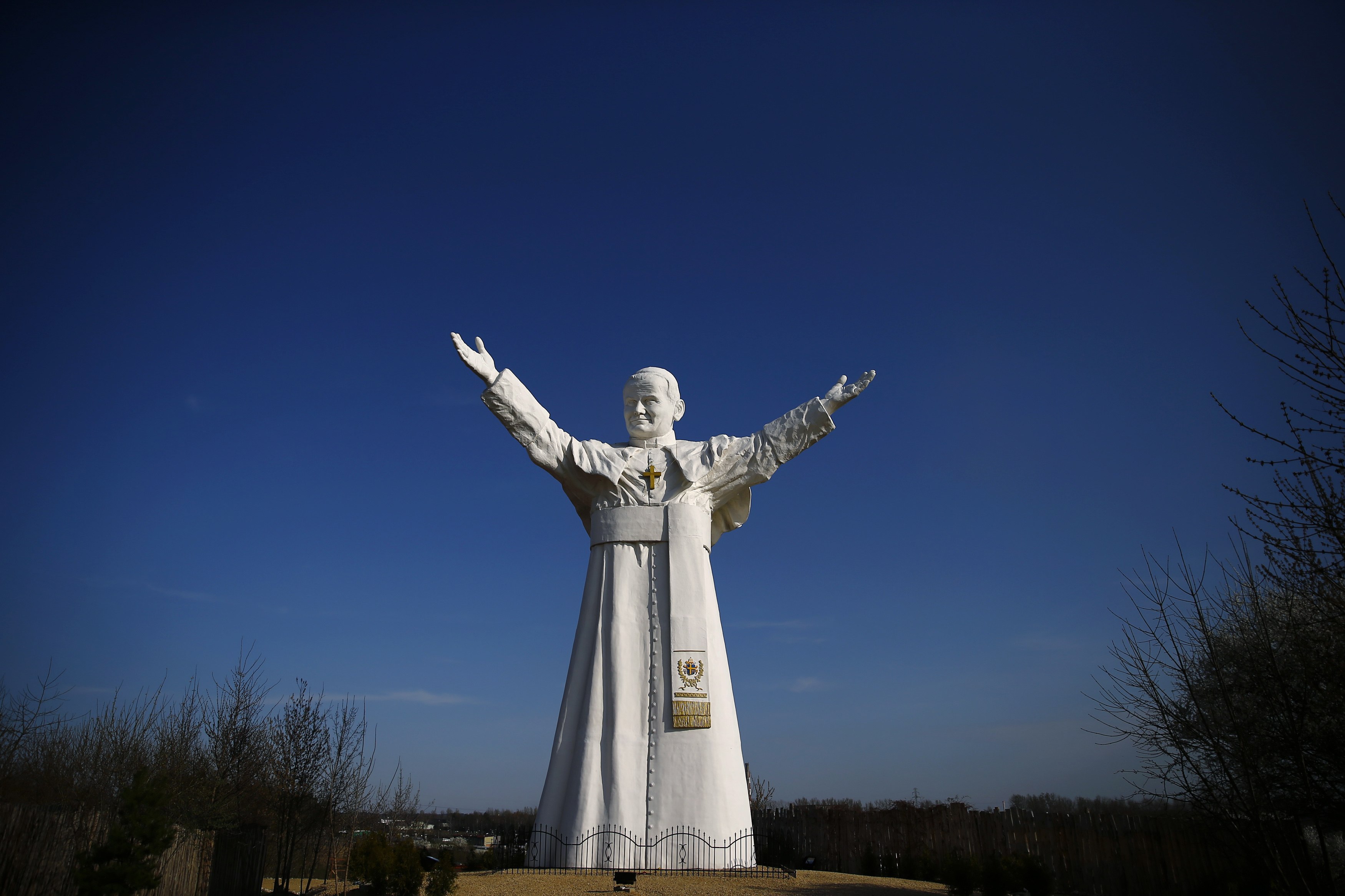 Una estatua en homenaje al Papa Juan Pablo II (Foto)