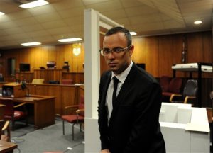 Fiscal pide a Pistorius ver foto de su novia
