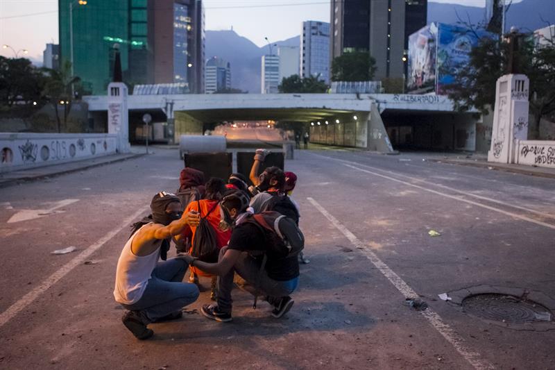 Fotógrafo de EFE herido por grupos armados en protesta de Chacao