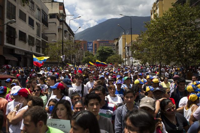 OPOSICIÓN Y ESTUDIANTES MARCHAN EN CARACAS POR "RESURRECCIÓN" DE DEMOCRACIA