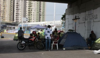 Estudiantes evalúan extender estadía en el distribuidor Fabricio Ojeda