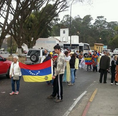 Vecinos se concentran en la redoma de San Antonio de Los Altos (Fotos)