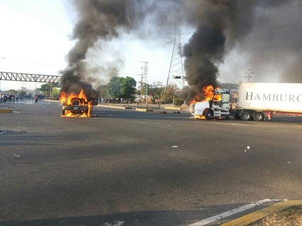 Encapuchados queman dos gandolas en el paseo las industrias en Valencia este #10A (Fotos)