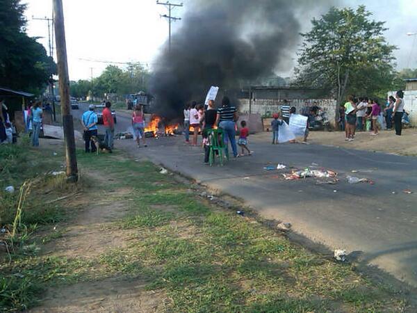 La carretera vieja Tocuyito-Valencia amanece con barricadas este #7A (Foto)