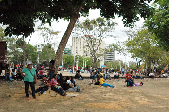 Usuarios acamparon para la reapertura de Abasto Bicentenario en Puerto Ordaz