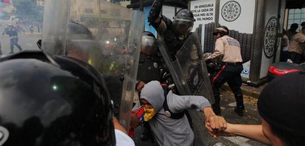 Protesta en Mérida deja varios heridos el 2M