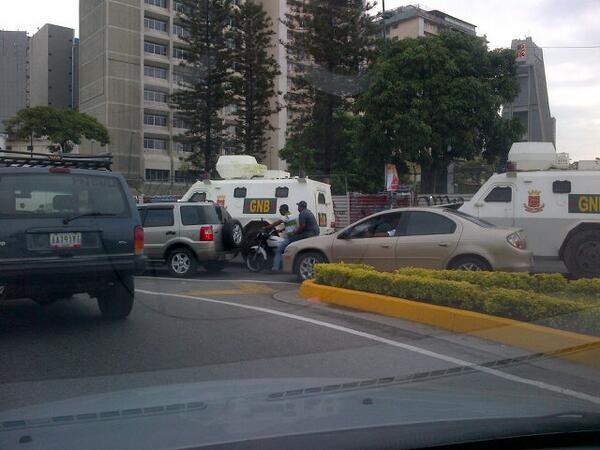 GNB y PNB rodearon Plaza Venezuela para impedir marcha de estudiantes (Fotos)