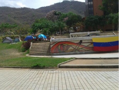 Jóvenes continúan en el “Campamento por la Libertad” en Valencia (Foto)