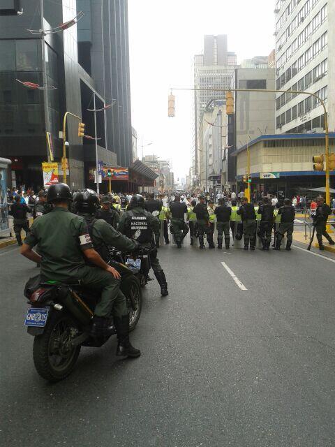 Barricada oficialista tranca la avenida Universidad hasta la Baralt (Foto)