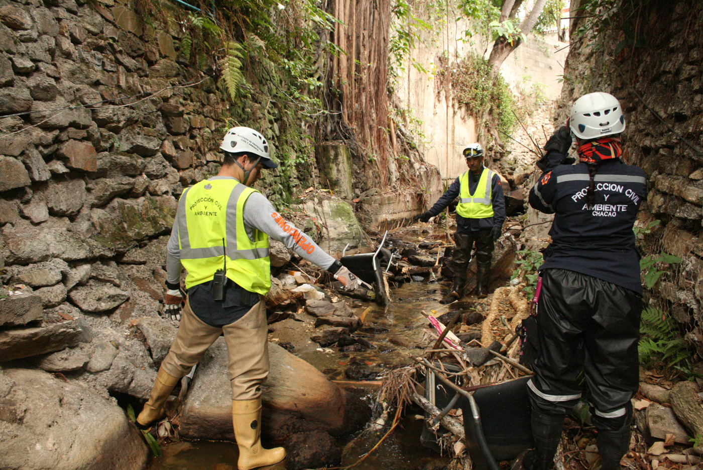 Expertos de ambiente y riesgos de Chacao inspeccionan quebradas (Fotos)