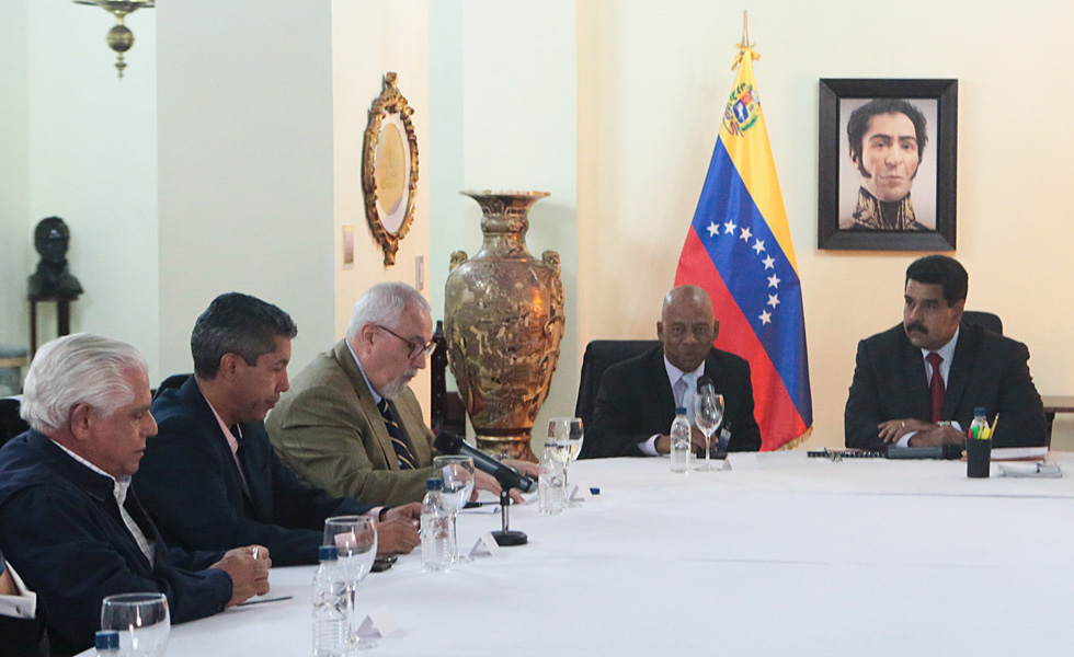 La foto que Maduro quería tomarse… incluye a una MUD reunida y un Aveledo cabizbajo