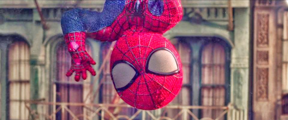 Spiderman se divierte a lo grande con su “mini-yo” (Video)