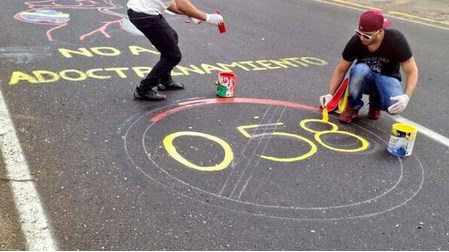 Dibujan en el asfalto: No al adoctrinamiento (Foto)