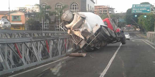 Cedió puente en Las Mercedes (Fotos)