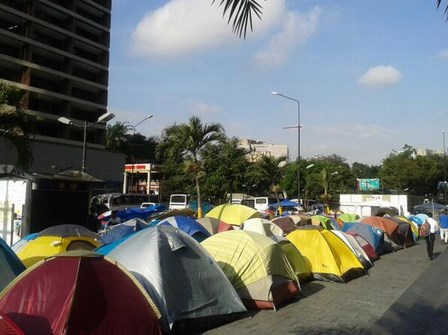 Un mes cumplen los estudiantes en campamento frente a ONU (Foto)