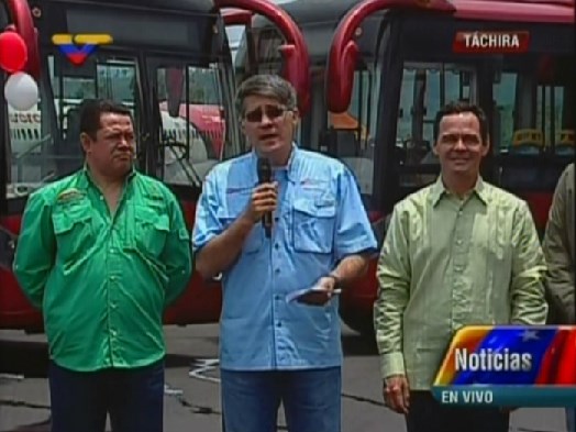 El Troudi entrega unidades a transportistas en Táchira