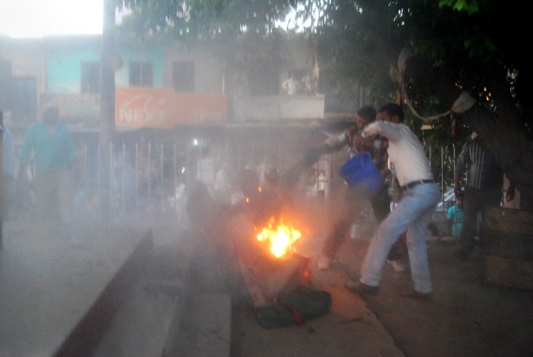 Un hombre se prende fuego y abraza a un político en un debate de TV