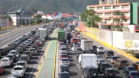 Habilitarán canal de contraflujo en autopista La Guaira – Caracas este domingo