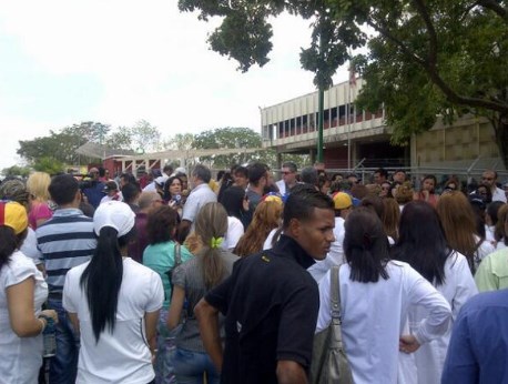 Médicos evalúan iniciar paros escalonados tras detención de dos colegas (Fotos)