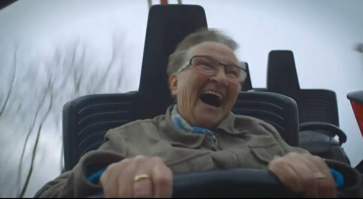 Abuelita se sube por primera vez a una montaña rusa (Video)