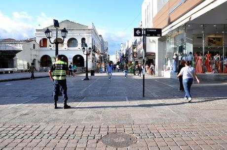 Ladrón a caballo asalta a punta de látigo a dos peatones