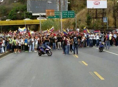 Barricada humana y de escombros en Prados del Este #7A (Fotos)