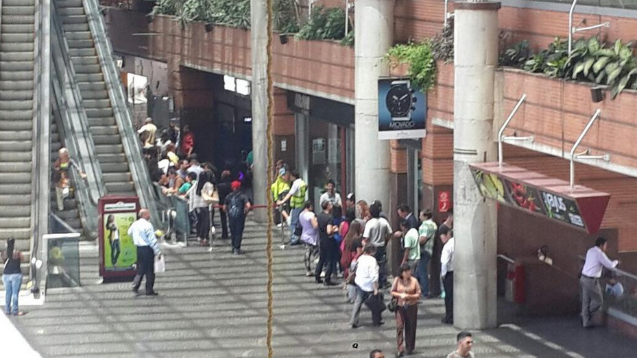 Compradores hace colan en la tienda Samsung del Centro San Ignacio (Fotos)