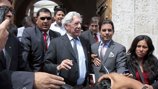 Vargas Llosa, más emocionado por recibir bandera venezolana que premio Nobel