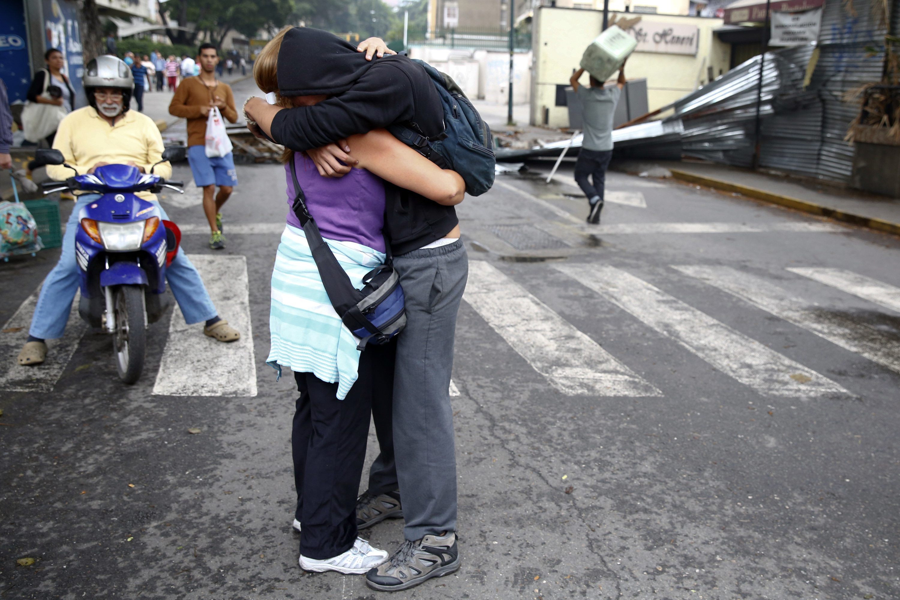 Las reacciones de los jóvenes al ver sus campamentos destruidos (Fotos)