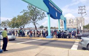 Manifestantes bloquean el paso en la avenida El Milagro de Maracaibo (Fotos)