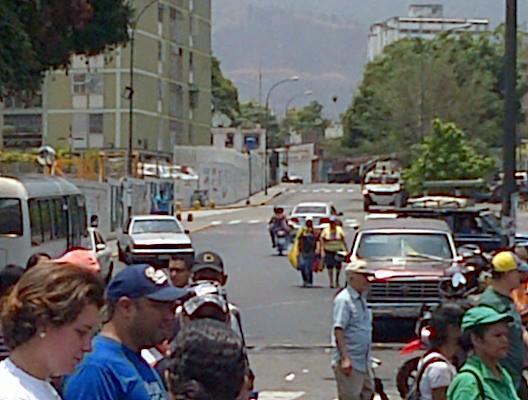 Desde lejos tanqueta de la GNB vigila marcha opositora en Los Ruices (Foto)