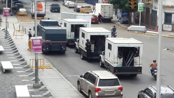 Policías antimotín, ballena y jaulas rodean Chacaito #10M (Fotos)