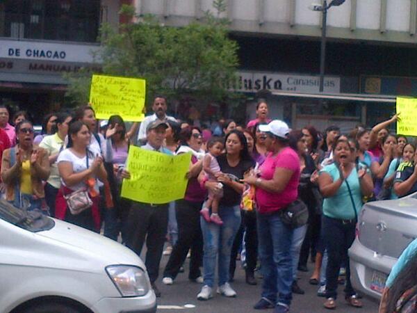 Protesta frente al Ministerio de Vivienda restringió el paso en Chacao (Fotos)