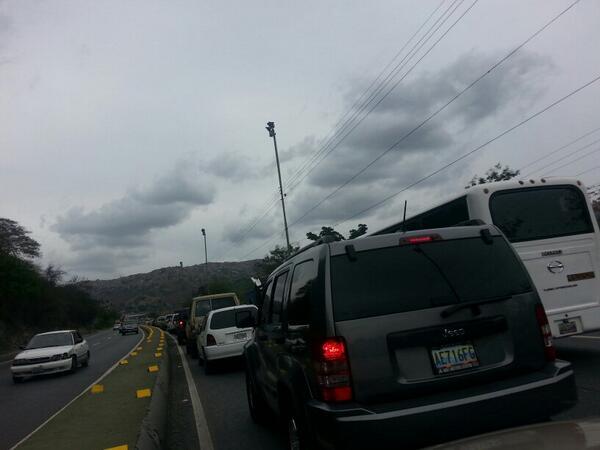 Choque múltiple en autopista Caracas – La Guaira genera fuerte congestión