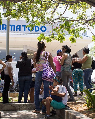 Consumidores hacen colas para comprar pañales en la isla