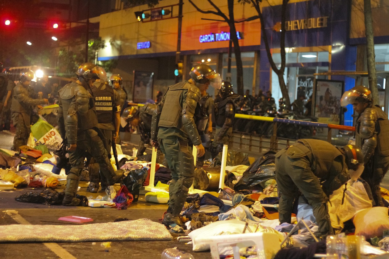 Campamentos estudiantiles fueron desmontados por la GNB en una madrugada llena de violencia